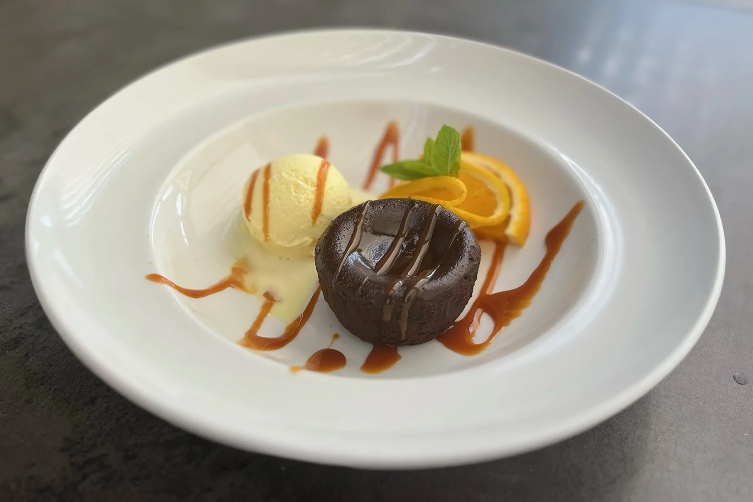 Csokoládészuflé vanília fagylalttal, gyümölcsvelővel (vanília fagylalt, gyümölcsvelő)