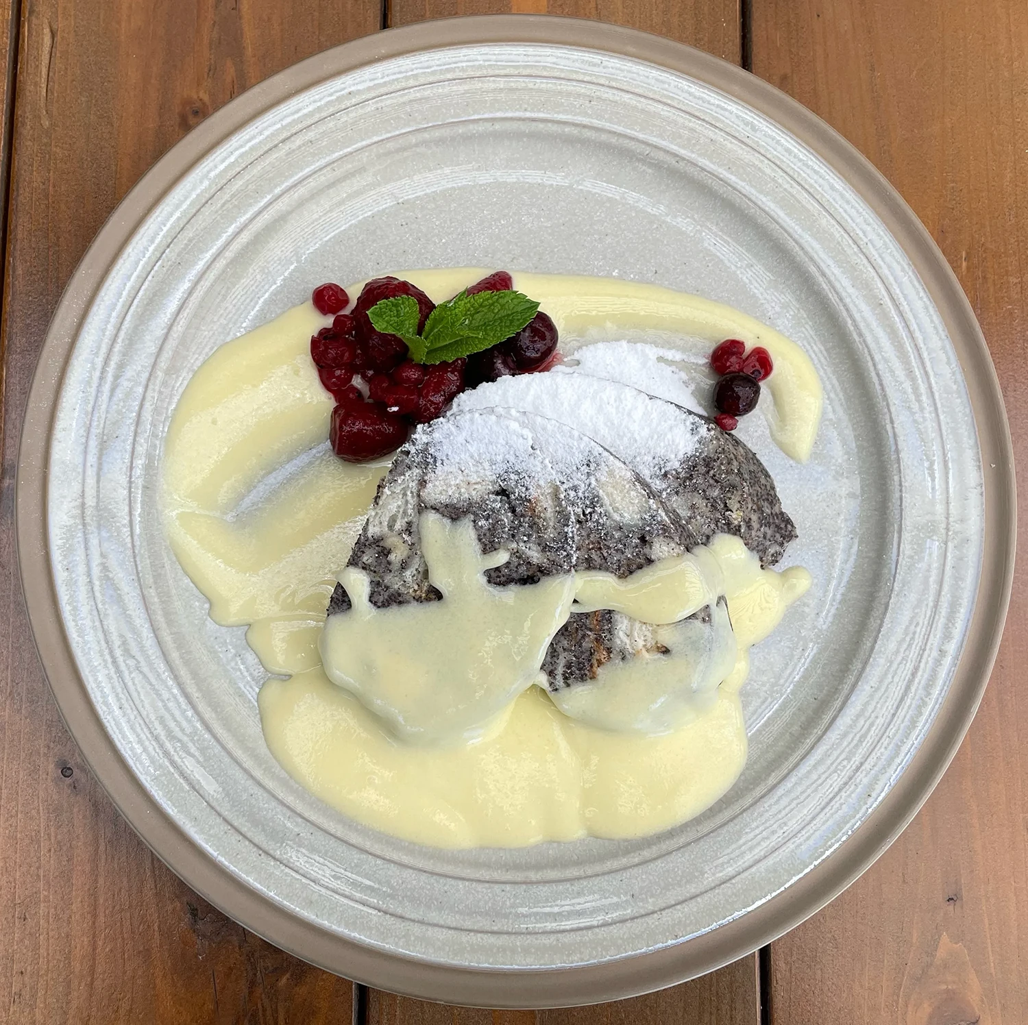 Mákos guba vanília öntettel és gyümölcsvelővel (vanília öntet, gyümölcsvelő)