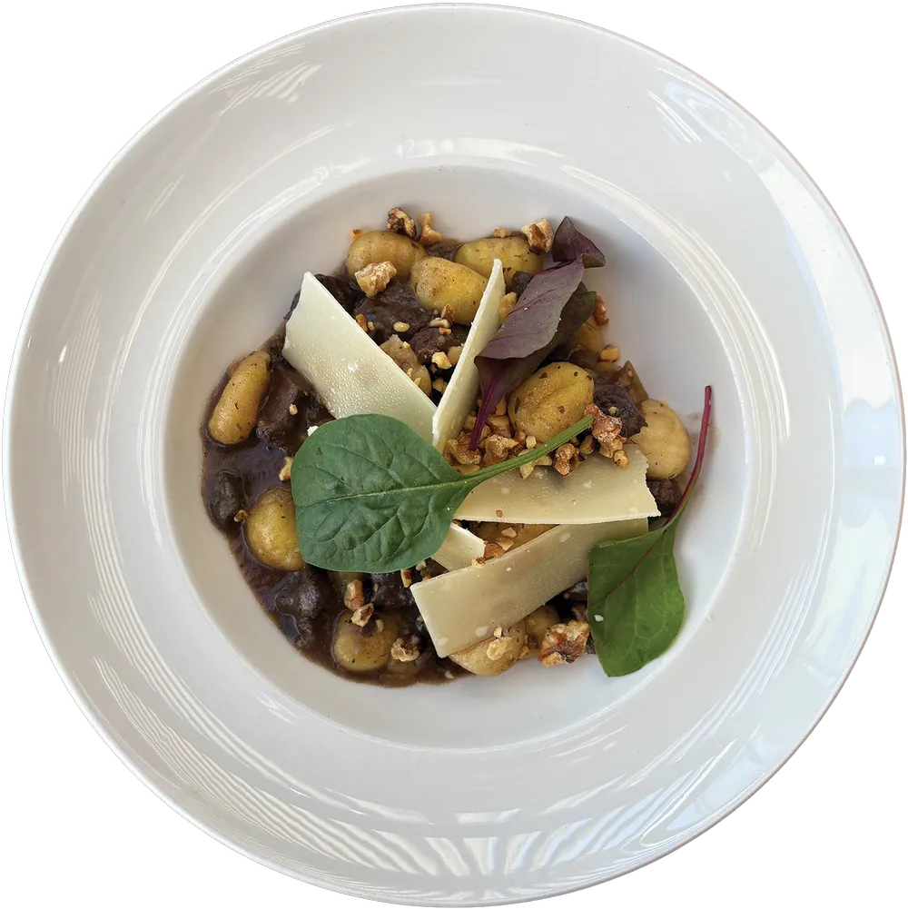 Vörörsboros áfonyás vadragu házi gnocchival, karamellizált dióval, parmezán sajttal