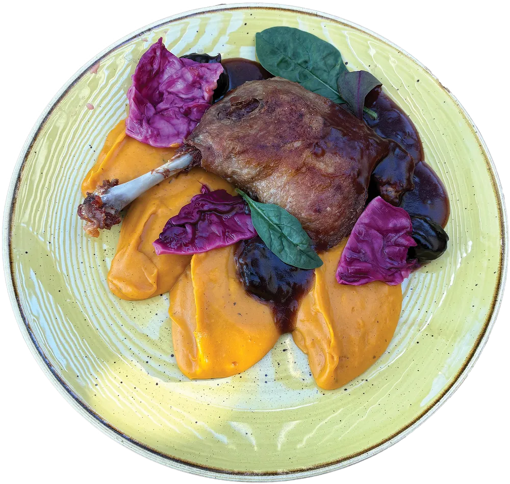 Konfitált kacsacomb édesburgonyapürével vörösboros fahéjas szilvával