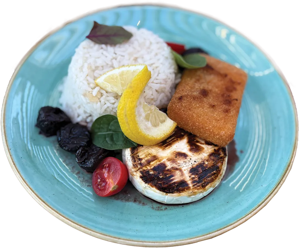 Vegetáriánus tál 1 személyre (grillezett camembert sajt vörösboros fahéjas szilvával, rántott sajt, jázmin rizs)