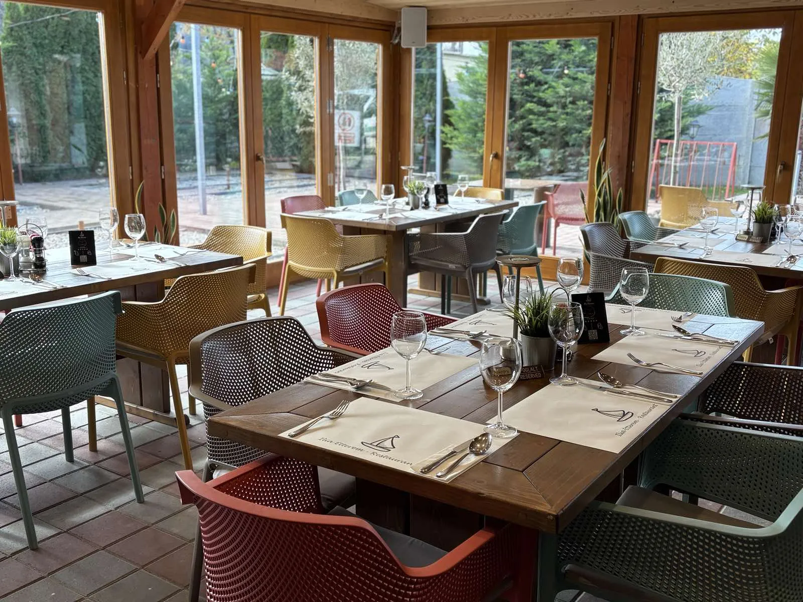 Megterített asztal családi ünnepléshez