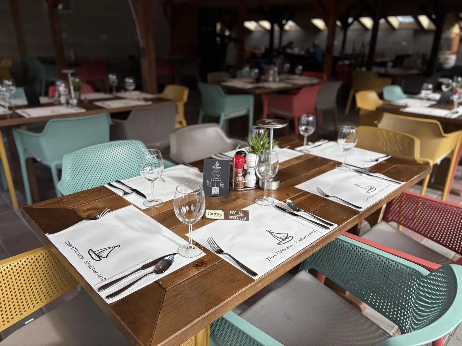 Hangulatos belső tér az Ilia Étteremben